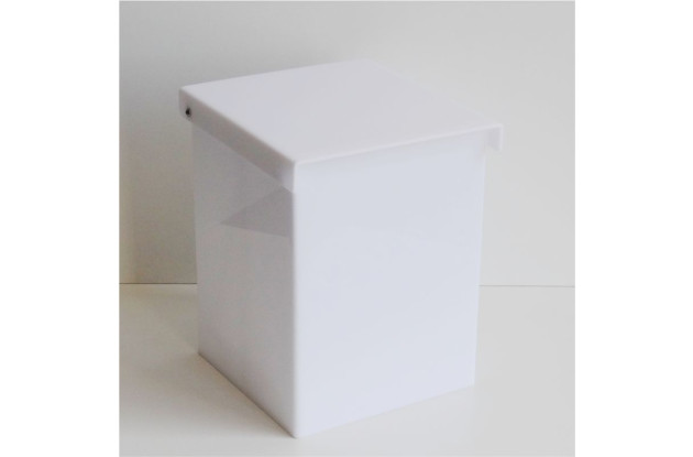 LIXEIRA ACRILICO QUADRADA BRANCA COM TAMPA ARTICULADA  24,5x 24,5X19cm