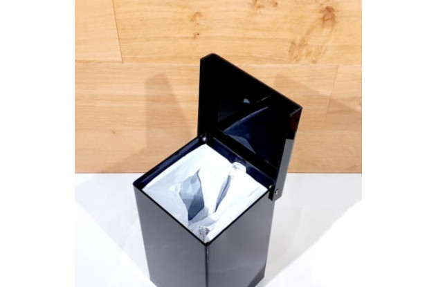 LIXEIRA EM ACRILICO QUADRADA PRETA COM TAMPA ARTICULADA 30x15X15CM