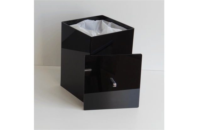 LIXEIRA ACRILICO QUADRADA TAMPA COM PUXADOR CROMADO PRETA 26x16,5cm