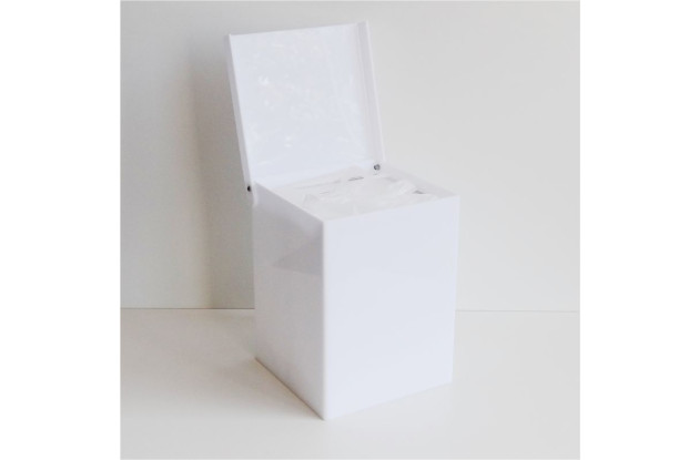 LIXEIRA ACRILICO QUADRADA BRANCA COM TAMPA ARTICULADA  24,5x 24,5X19cm