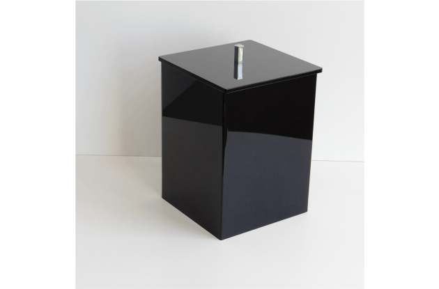 LIXEIRA ACRILICO QUADRADA TAMPA COM PUXADOR CROMADO PRETA 26x16,5cm