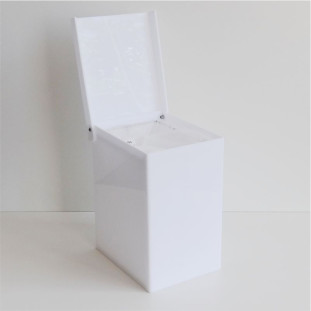 LIXEIRA ACRILICO RETANGULAR BRANCA COM TAMPA ARTICULADA  24,5x15,5cm