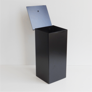 LIXEIRA EM INOX QUADRADA BLACK COM TAMPA ARTICULADA  29x13cm