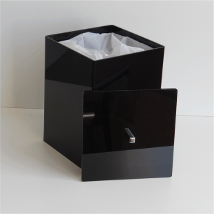 LIXEIRA ACRILICO QUADRADA TAMPA COM PUXADOR CROMADO PRETA 26x16,5cm