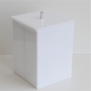 Lixeira Quadrada Branca com Tampa Encaixe e Puxador Cromado 26x16,5cm